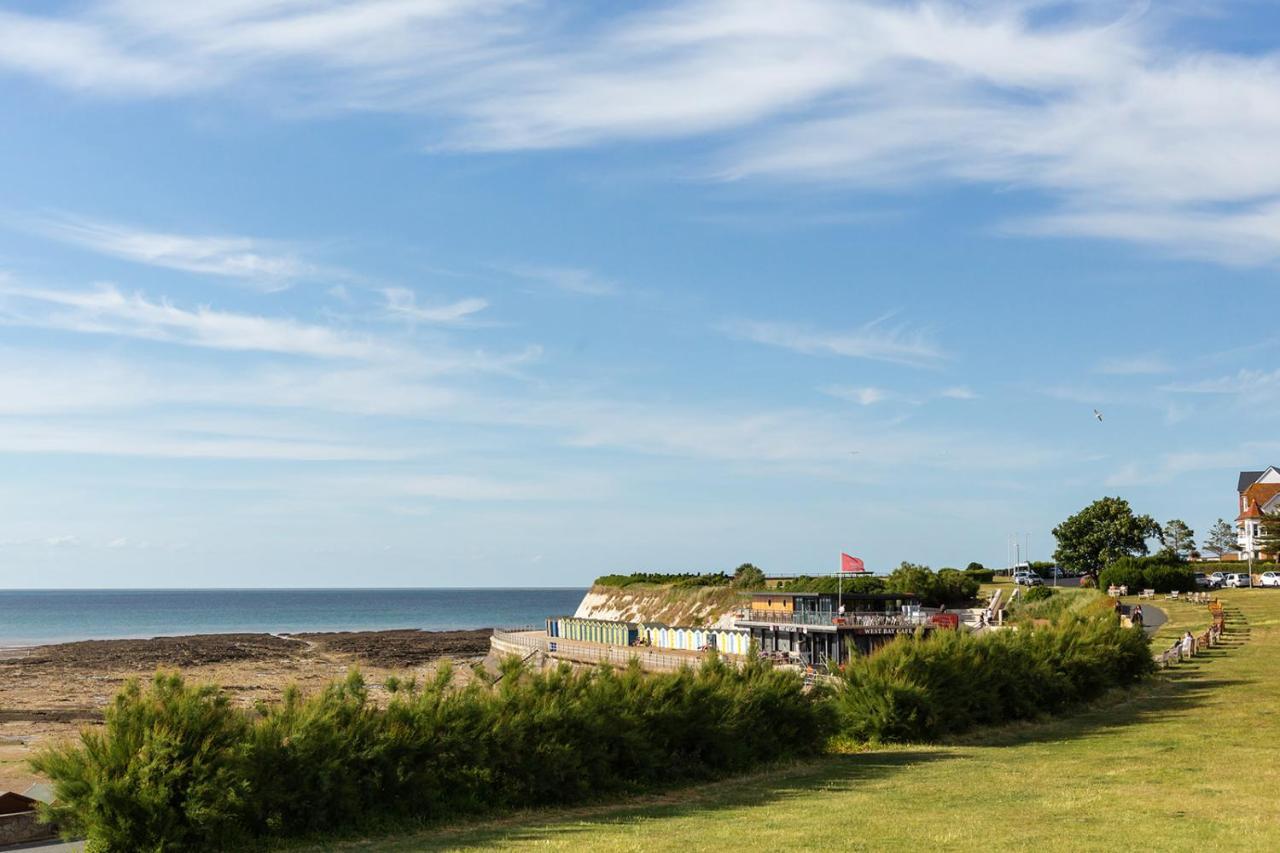 A View Of The Bay- Panoramic Sea Views- Sleeps 4 Leilighet Westgate-on-Sea Eksteriør bilde