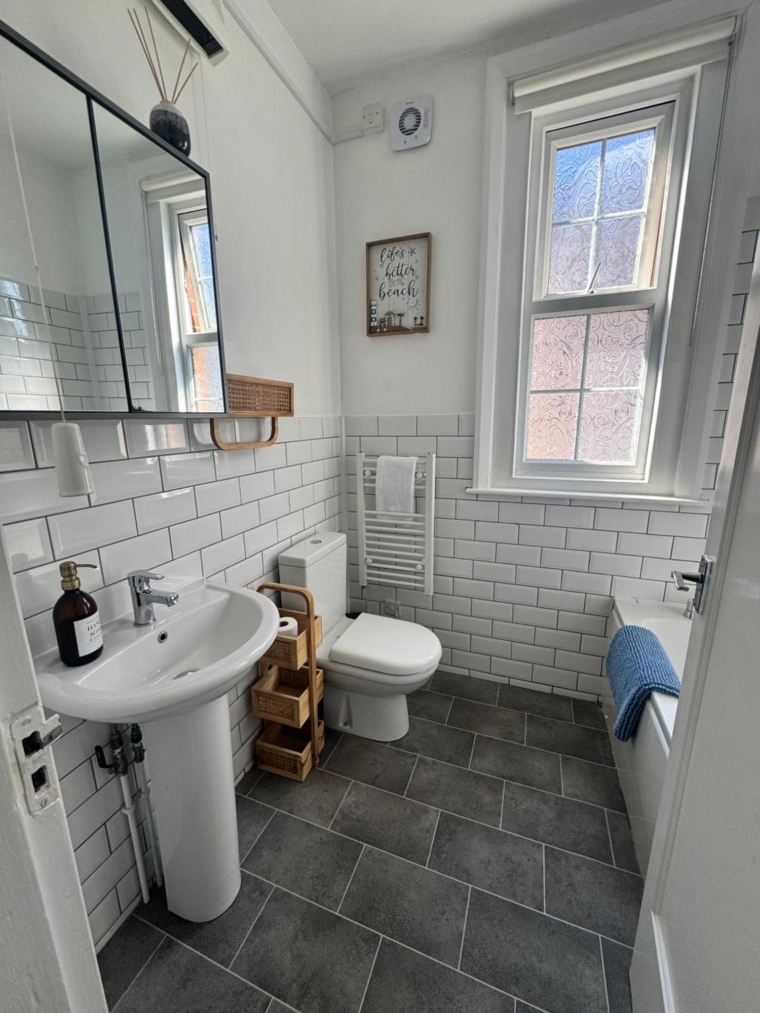 A View Of The Bay- Panoramic Sea Views- Sleeps 4 Leilighet Westgate-on-Sea Eksteriør bilde